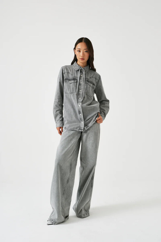 
                  
                    Mia Shirt Silver Lining
                  
                