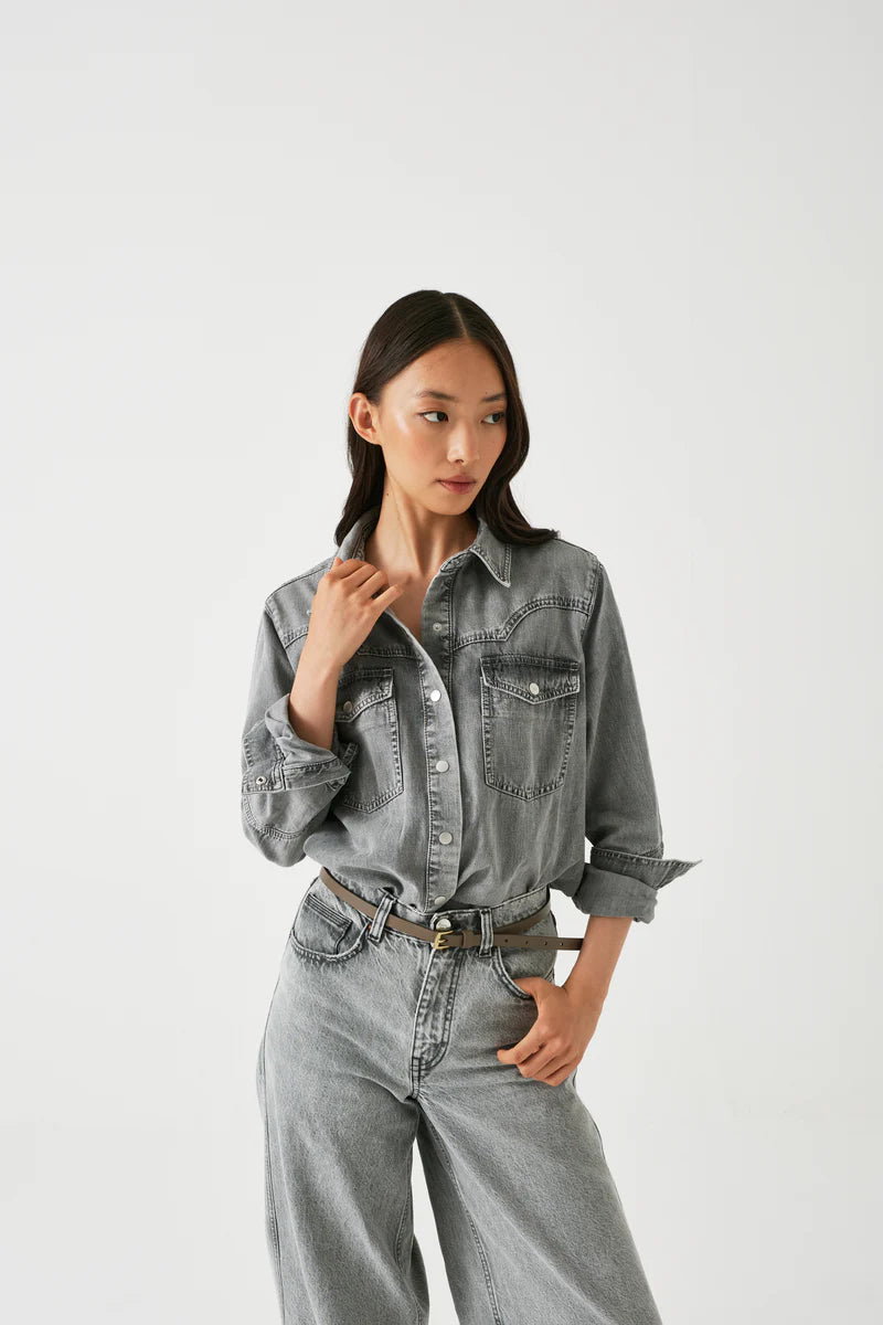 
                  
                    Mia Shirt Silver Lining
                  
                